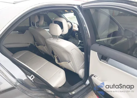 2010 Mercedes-Benz C 300 Luxury/Sport z USA, uszkodzony, nr VIN WDDGF5EB1AF413487